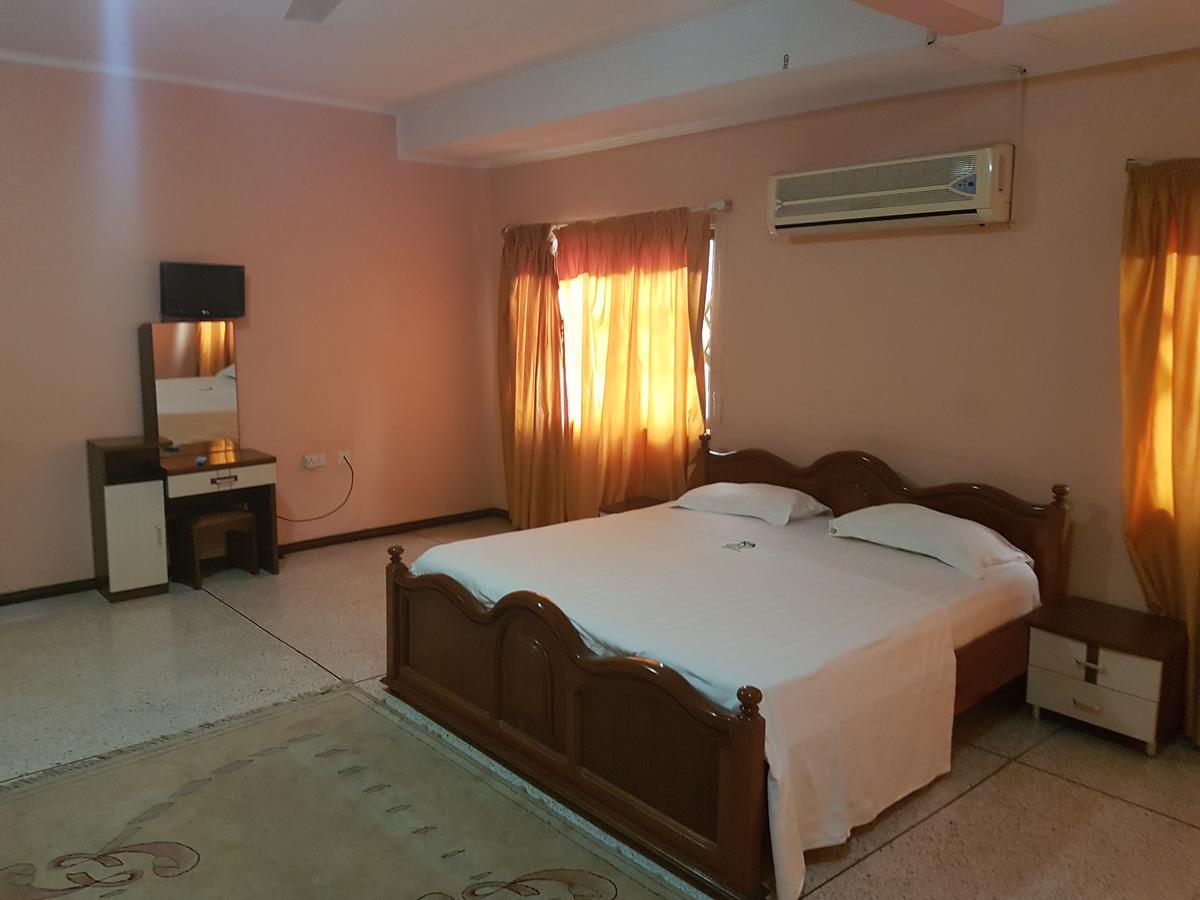 East Airport Guest House Accra Bagian luar foto