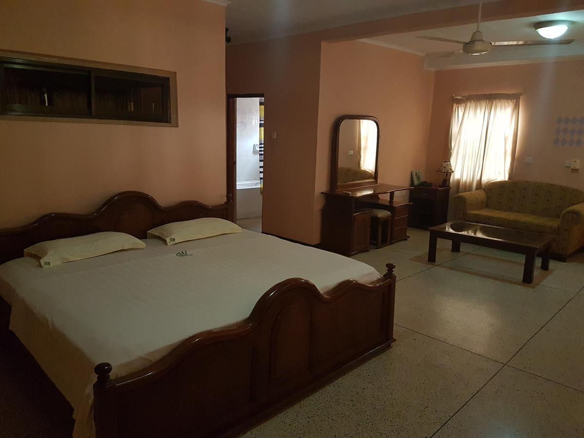 East Airport Guest House Accra Bagian luar foto